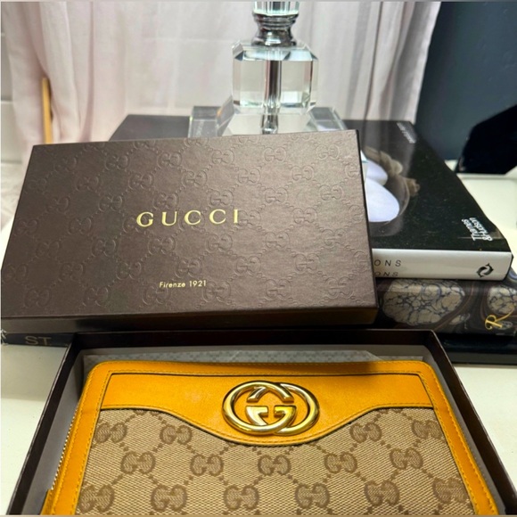 GUCCI Leather Jacquard Signature GG EUC with Box and Dust Bag - Picture 4 of 11
